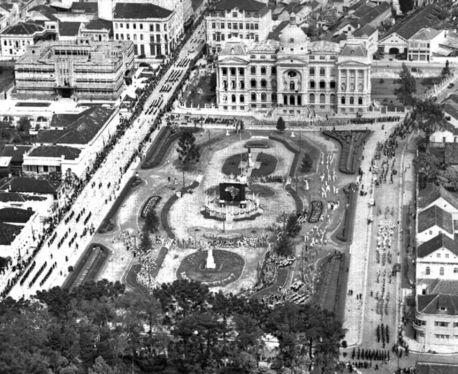PRAÇA SANTOS ANDRADE Antiga várzea do Rio Belém, a praça tornou-se importante depois de ali ter sido instalada a Universidade do Paraná em 1914, fazendo com que os acontecimentos cívicos de Curitiba ali fossem realizados. Todos os préstitos e desfiles dali partiam pela Rua XV em direção à Praça Osório. Grandes reuniões e comícios usaram a Santos Andrade como palco, que ainda é usada para tais eventos na atualidade. Outro monumento que orgulha o curitibano é o prédio do Teatro Guaíra, cuja construção foi iniciada, em 1953, como uma das obras do Centenário do Paraná. A foto é de 1938 | 