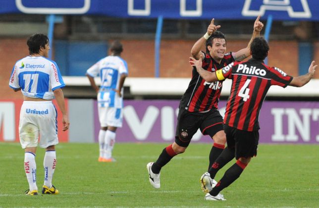Olberdam e Rhodolfo comemoram vitória atleticana em Florianópolis | Julio Cavalheiro / Diário Catarinense