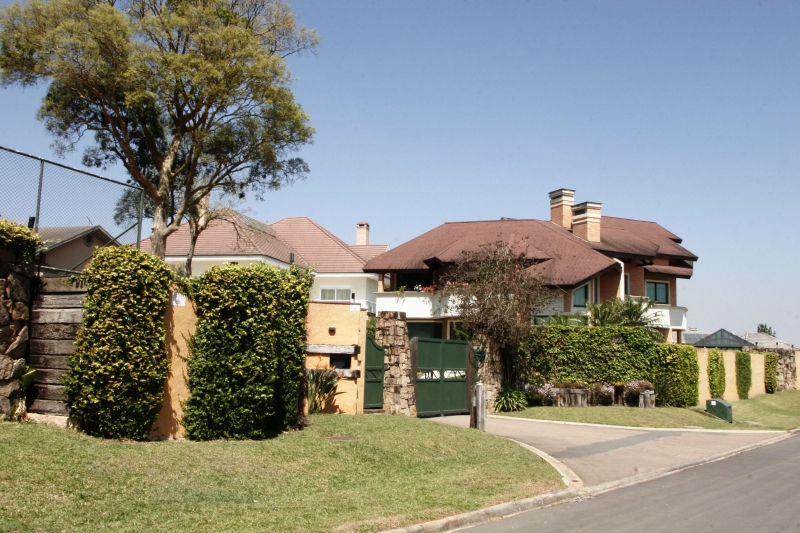 Três das 11 casas do condomínio no Campo Comprido foram invadidas. Bandidos fugiram após um ser atropelado | Walter Alves/Gazeta do Povo