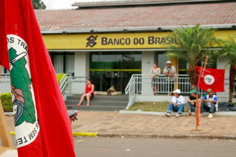 Acampados em frente a banco, manifestantes querem terra definitiva para famílias | Cesar Machado / Vale Press