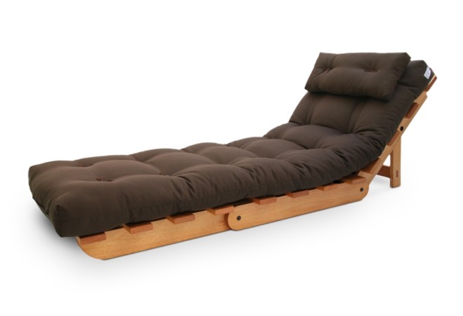 Resistente à água e ao sol, a Pool 60, da Futon Company, é ideal para áreas externas. Pode ser poltrona, uma espreguiçadeira ou cama. À venda na Perfeito Equilíbrio e Sensorial Bazzar. Preço: a partir de R$ 1.199 | Futon Company/ Divulgação