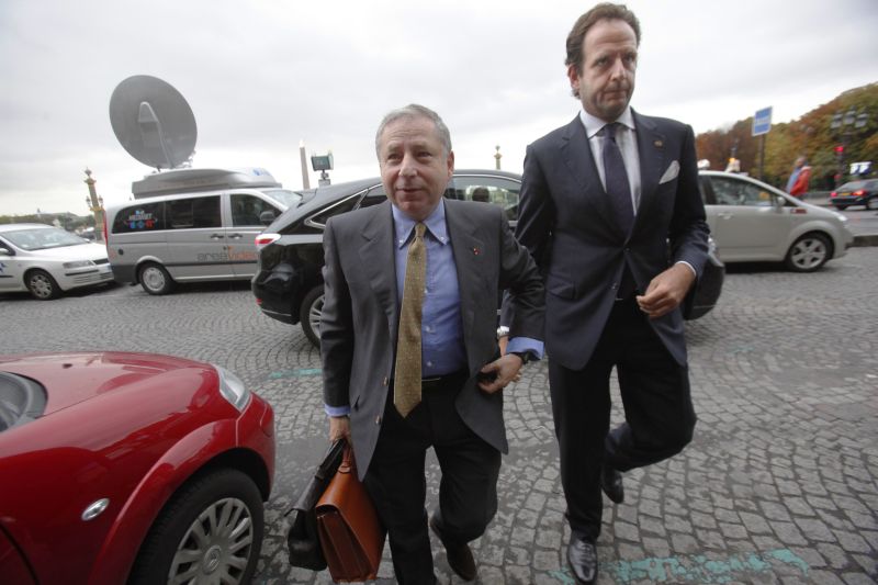 O presidente da FIA, Jean Todt (esquerda), chega para o julgamento em Paris. Sua opinião liberal influenciou o resultado | AFP