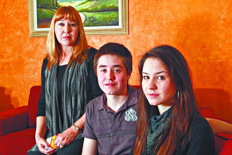 Schirley com os gêmeos Jacques e Camille, que enfrentaram a acne tipo 5 e buscaram tratamento no SUS | Antonio Costa/Gazeta do Povo