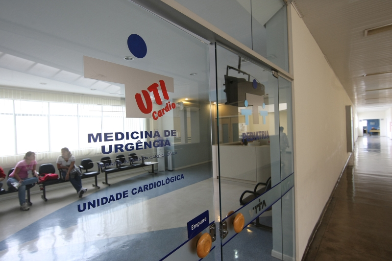 Em números absolutos, o Paraná tem leitos de UTI suficientes para atender a população. O problema é a concentração nas grandes cidades, que obriga os pacientes a viajar quilômetros em busca de um leito | Valterci Santos/Gazeta do Povo