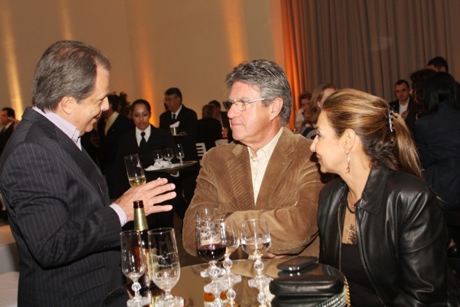 O médico Miguel Riella e a mulher, Marila (ambos sentados,), com o restaurateur Giovani Muffone |