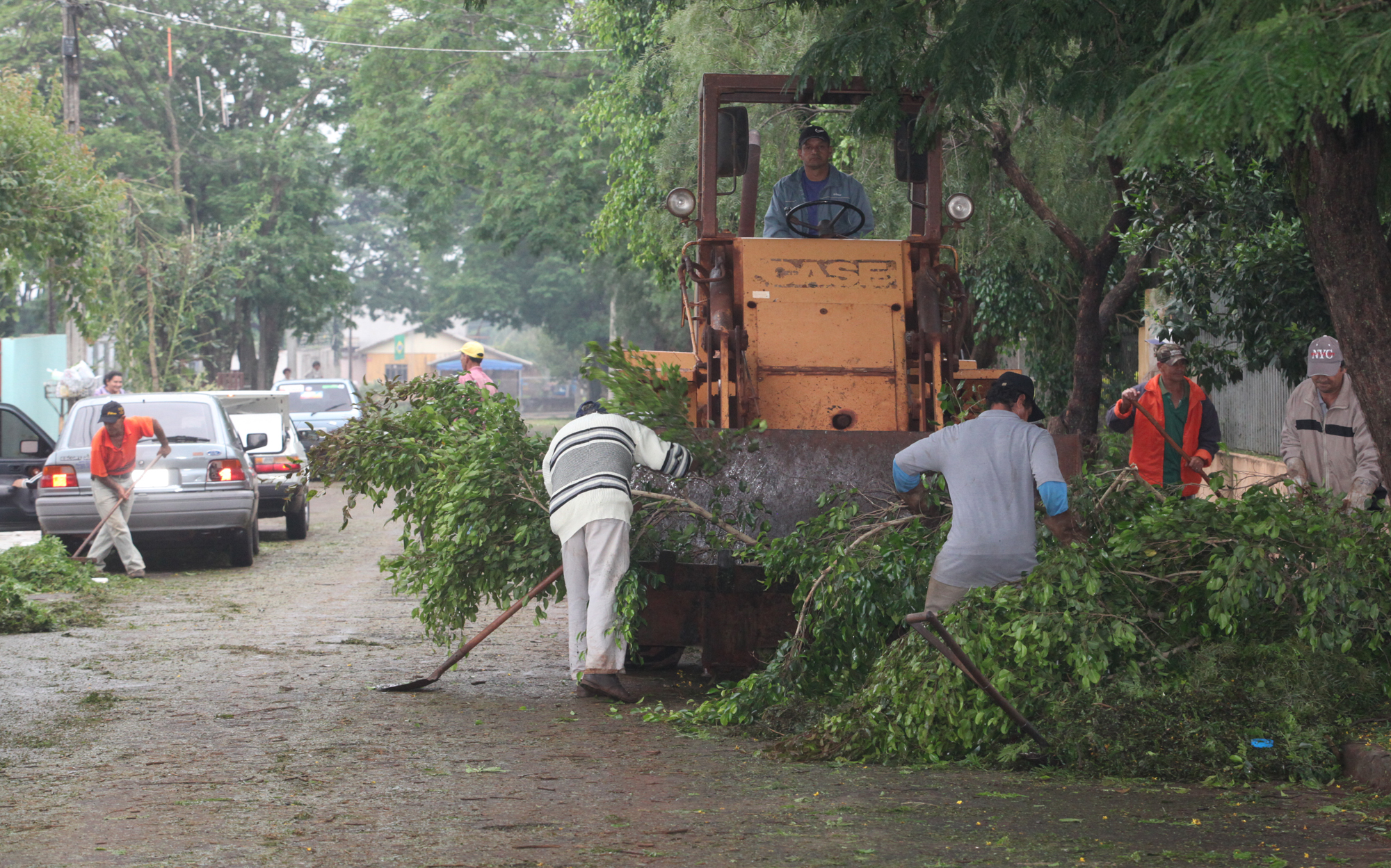 Trabalho para limpar ruas e consertar imóveis é intenso na cidade | Dirceu Portugal/Gazeta do Povo
