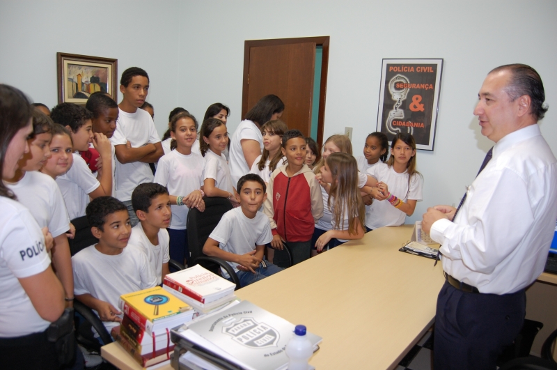 Delegado Lopes fala sobre a rotina policial aos alunos da Escola Municipal Vera Cecília Lamim | Marco Martins/Gazeta do Povo