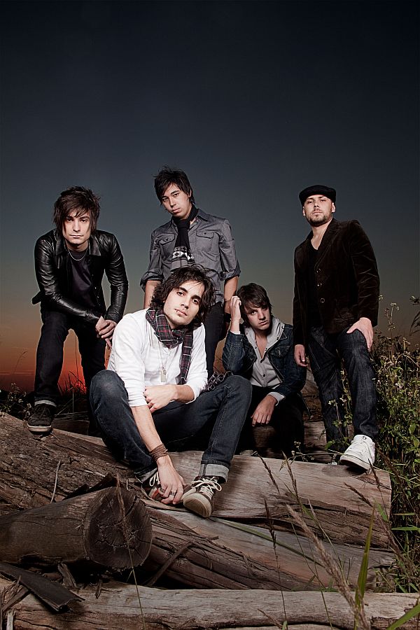 Os shows do 98 Praia Folia, no Café Curaçao de Guaratuba, começam com a banda Hori, do vocalista Fiuk (à esq. de branco) |