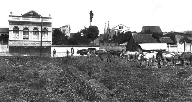 Local onde foi construído o prédio da Universidade do Paraná, então um descampado, na Praça Santos Andrade. Foto de 1910 | 