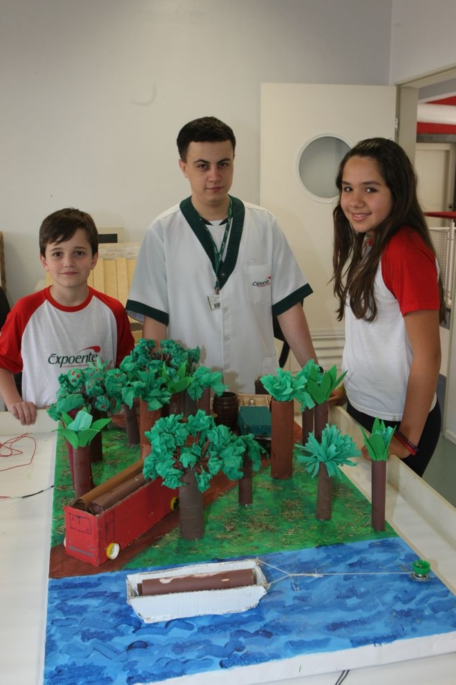 Enzo e Caroline com o professor Cleber mostram um dos projetos que será qpresentado em uma feira em São Paulo | Aniele Nascimento/Gazeta do Povo