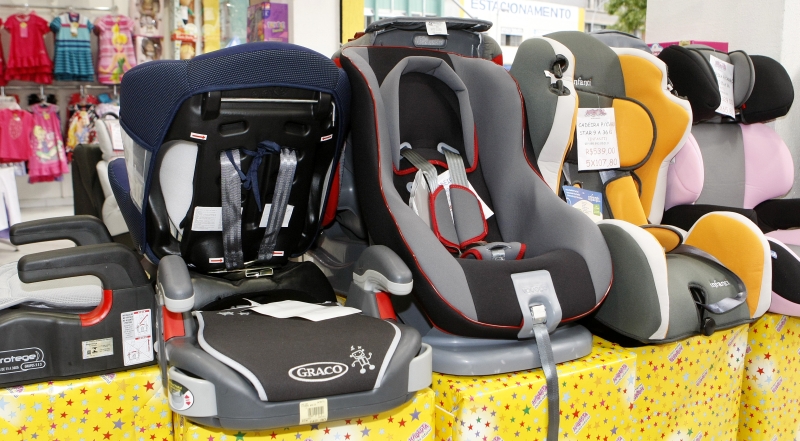 Pesquisa da ONG Criança Segura aponta que apenas 32% das mães usam os equipamentos de segurança para transportar os filhos. | Antonio More/Gazeta do Povo