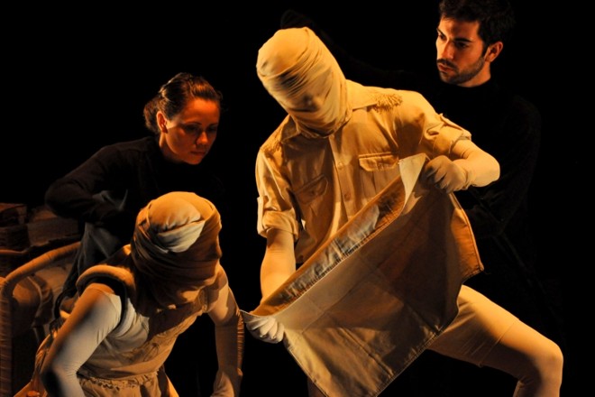 O Cantil, da companhia cearense Teatro Máquina: atores manipulam atores como se fossem bonecos inanimados | Jonathan Heckler/PMPA