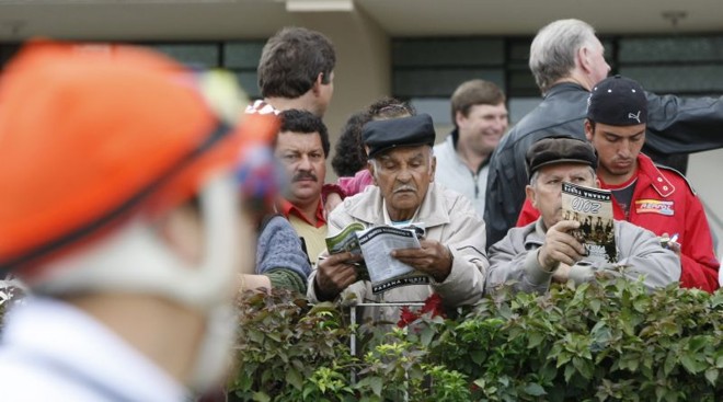 Jóquei observa da pista apostadores que aguardam o início da prova no Tarumã | 