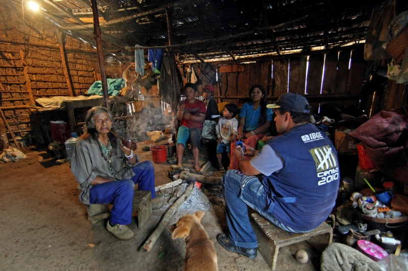 Recenseador na aldeia da tribo indígena Araça-i, em Piraquara: entrevistas precisaram da ajuda de um tradutor | Albari Rosa/Gazeta do Povo