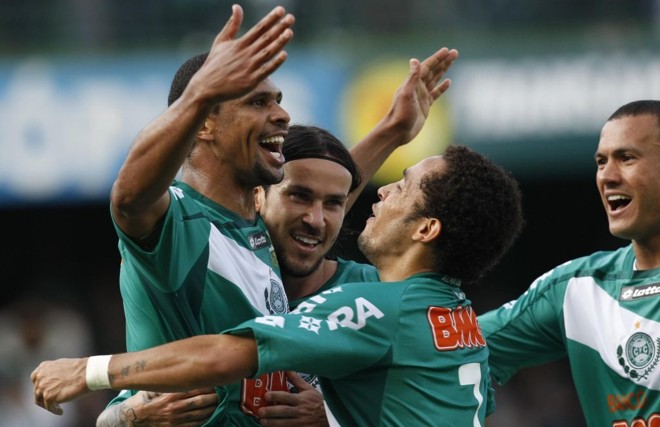 O zagueiro coxa-branca Pereira recebe o cumprimento dos companheiros após matar a partida com dois gols de cabeça ainda no fim da etapa inicial | Jonathan Campos/Gazeta do Povo