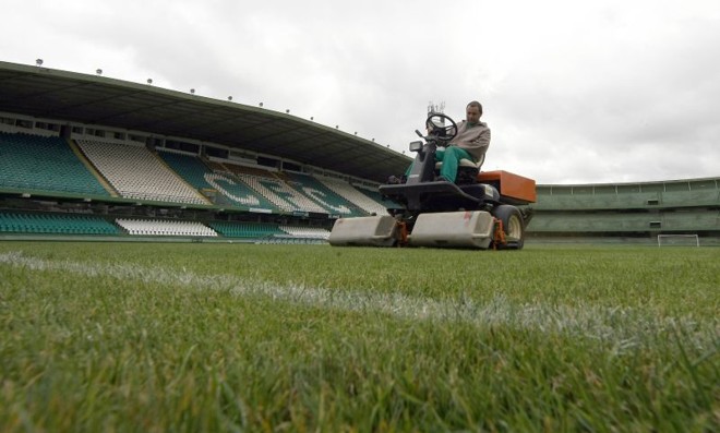 Funcionário do Coritiba cuida do gramado do Couto Pereira: contagem regressiva | 