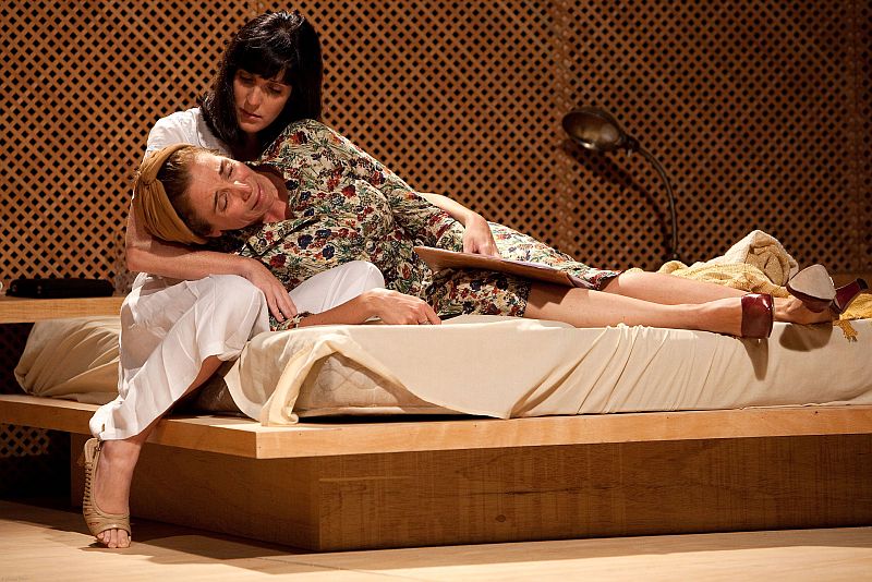 Paula Weinfeld e Marisa Orth (deitada): uma conservadora e outra, em tese, liberal | Divulgação