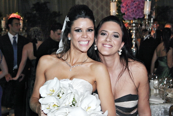 Mariana Malucelli (à dir.) assinou em coprodução com sua sócia Priscilla Müller, a cerimônia e a festa do casamento de Flávia Martinelli (com ela na foto) e Luiz Ottavio Greca, sábado passado no Castelo do Batel. E nesta sexta-feira a dupla assina a superprodução da festa de 15 anos de Olívia Brenner no Nuvem de Coco, com o tema Channel | Naideron Jr.