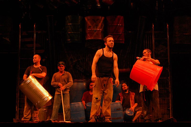 Stomp é um jogo constante de piscadas e olhares que mantêm uma mágica cumplicidade com o espectador | Lucas Ajuz /Divulgação