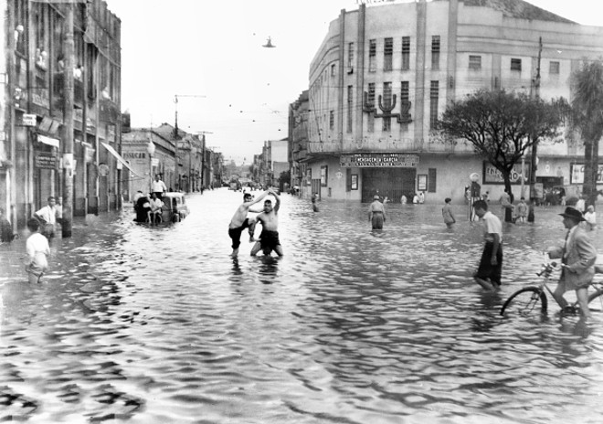 PRAÇA ZACARIAS Antigo Largo da Ponte, por onde passava o Rio do Ivo a céu aberto. Também foi urbanizada por Cândido de Abreu e sua obra foi inaugurada em 1915, quando, então, foi introduzido o monumento ao primeiro presidente do Paraná. A praça é uma das mais tradicionais da cidade e onde nasceu o Museu Paranaense, em 1876. Também conhecida por sua estranha e impressionante arquitetura da Loja Maçônica. Famoso foi o Cine Luz, que ali funcionou, por mais de trinta anos. Tampouco menos famosas foram as enchentes proporcionadas pelo Rio do Ivo, como a da foto de 1947 | 