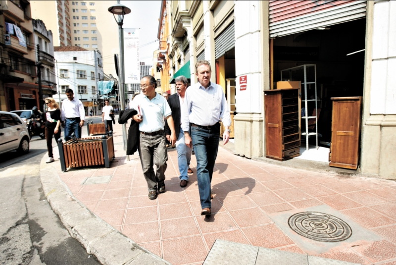 Acompanhado de secretários, o prefeito de Curitiba, Luciano Ducci, saiu para trabalhar a pé ontem, no Dia sem Carro | Antonio More/Gazeta do Povo