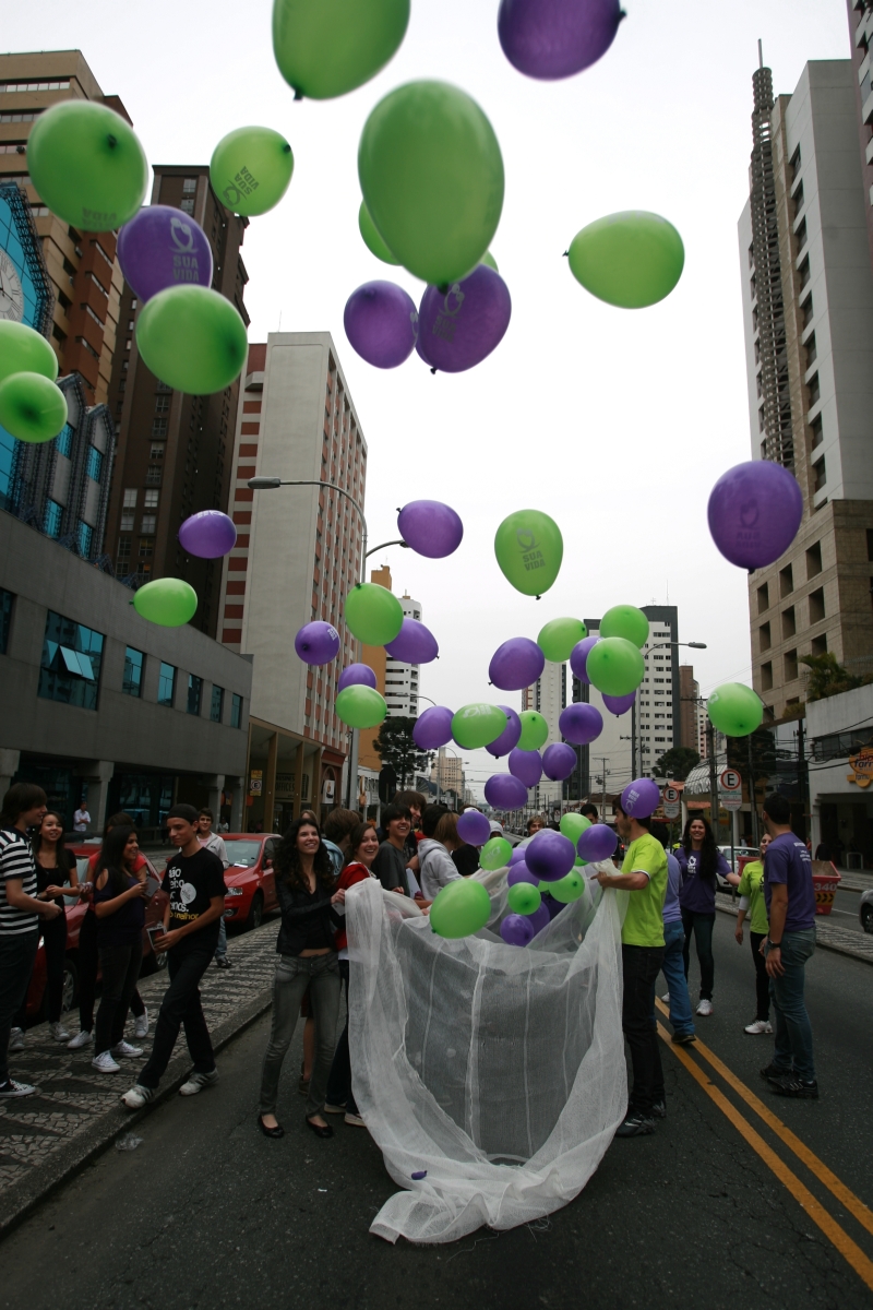 Ação contra a gravidez na adolescência soltou 500 balões ontem em Curitiba | Ivonaldo Alexandre/Gazeta do Povo