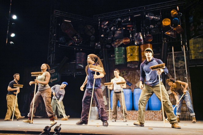 Stomp: o simples ato de varrer o chão se transforma em uma coreografia contagiante |