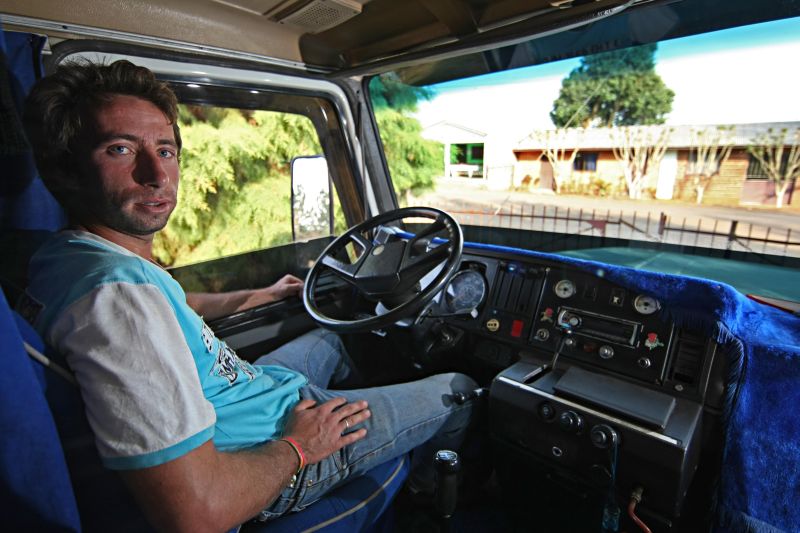 O caminhoneiro Cristiano Scheffer se envolveu em um acidente causado por um carro de passeio: falta de sinalização e más condições da estrada são problemas comuns | Albari Rosa/ Gazeta do Povo