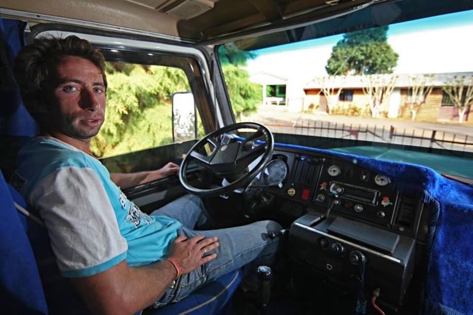 O caminhoneiro Cristiano Scheffer se envolveu em um acidente causado por um carro de passeio: falta de sinalização e más condições da estrada são problemas comuns | Albari Rosa/ Gazeta do Povo