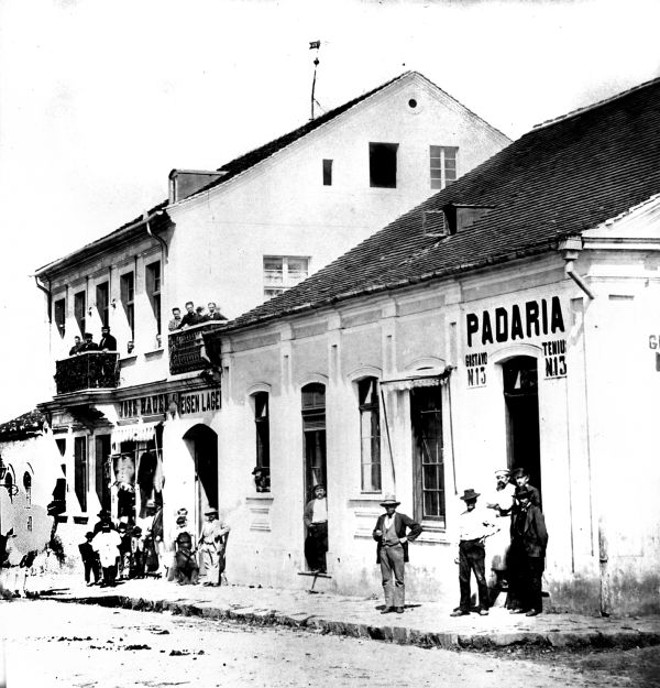 Antiga Rua Fechada, hoje José Bonifácio. A foto foi tirada no sentido da atual Travessa Nestor de Castro para a Praça Tiradentes. A imagem é da autoria de Julio Durski, feita em 1880 | 