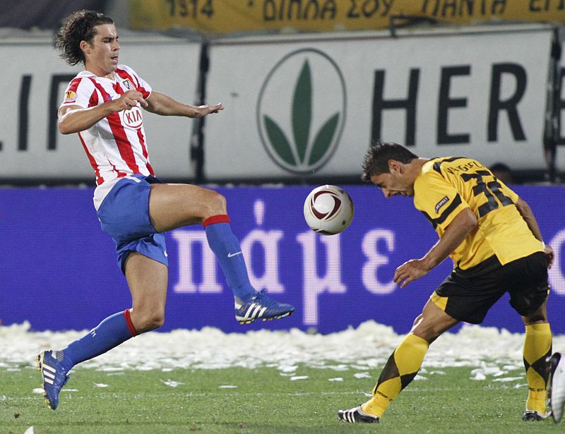 Atlético de Madrid de Diego Forlán (foto) não consegue superar Aris do ex-atleticano Michel | Grigoris Siamidis / Reuters