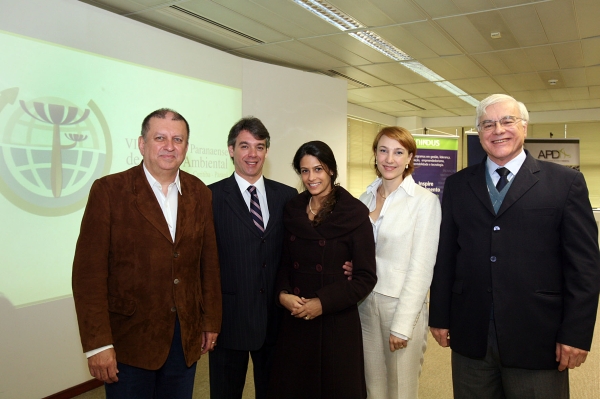 As advogadas Flávia Malucelli (de roupa escura) e Karin Kässmayer, ambas diretoras da Academia Paranaense de Direito Ambiental, foram as anfitriãs do café da manhã realizado ontem, no Cietep, para o lançamento do VII Congresso Paranaense de Direito Ambiental. Entre os presentes, o desembargador Jorge Vargas (à esq.), o juiz de Direito Naor de Macedo Neto (marido de Flávia) e o coordenador do Conselho Temático do Meio Ambiente e Recursos Naturais da Fiep, Roberto Gava (à dir.) | Gilson Abreu