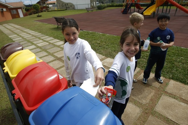 Escola Internacional de Curitiba: reciclagem de lixo, uso de garrafas individuais e reaproveitamento da água são algumas das atividades desenvolvidas para trabalhar o conceito de sustentabilidade com as crianças | Marcelo Elias/ Gazeta do Povo