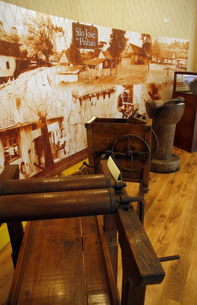 Instrumentos de trabalho dos ucranianos, poloneses e italianos das colônias de São José dos Pinhais estão em exibição na ala rural do Museu |