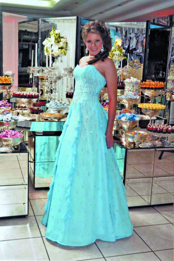 15 ANOS: Rafaella Lorenzon Sferelli comemorou 15 anos com bela festa no hotel Lizon, de propriedade de seus pais, Denise e Pedro Sferelli. No evento, a debutante usou dois belos vestidos criados pelo estilista Edson Eddel, um branco e outro azul. (foto Karam) |