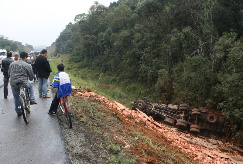 Caminhão com carga de tijolos caiu no barranco após a colisão | Aniele Nascimento/Agência de Notícias Gazeta do Povo