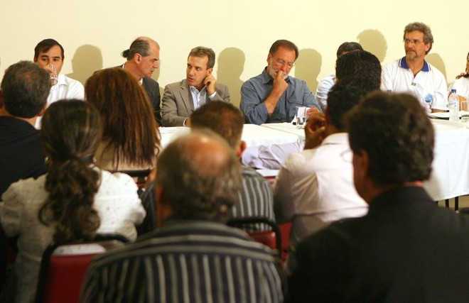 Campanha de Osmar Dias: ministro Altemir Gregolin (à esquerda do candidato) usou "horário do almoço" para participar de encontro com pedetista | Hedeson Alves / Gazeta do Povo