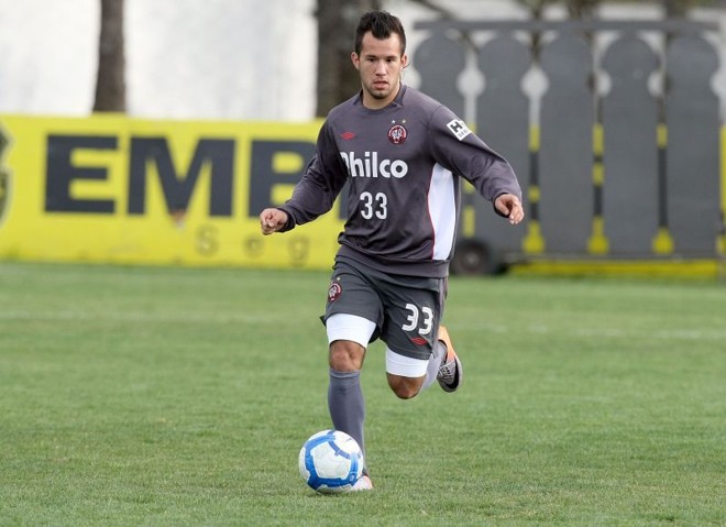 O paraguaio Ivan González foi o 33º jogador que o técnico Paulo César Carpegiani utilizou desde que assumiu o comando do Atlético: elenco ainda tem carência na ala | Hedeson Alves / Gazeta do Povo