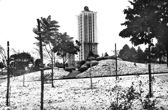 PRAÇA DO JAPÃO É uma das mais novas de Curitiba. Foi construída pelo prefeito Iberê de Mattos, na Rua Sete de Setembro, no início da década de 1960, entre os bairros do Batel e da Água Verde, ficando bem no divisor de águas entre os rios Água Verde e Ivo. O logradouro é uma homenagem à colônia japonesa, que a usa em suas festividades e eventos, sempre prestigiados pelos curitibanos. Hoje, a praça é uma ilha cercada de arranha-céus, no setor imobiliário mais valorizado da capital. A foto é de 1975, feita no dia da neve | 