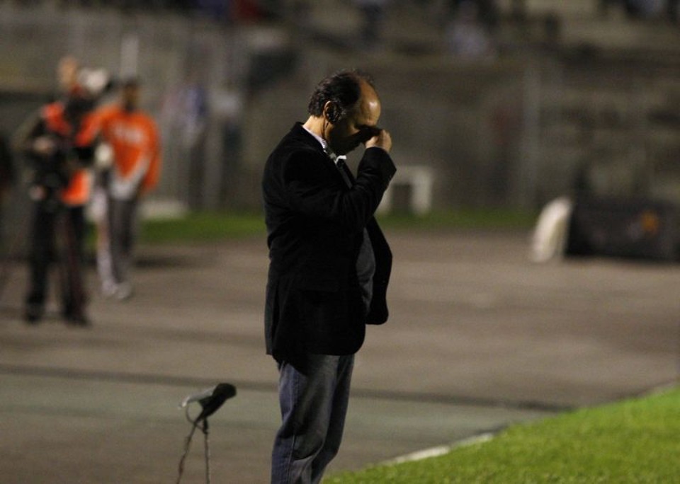 Durante o jogo, o técnico Marcelo Oliveira já não escondia a preocupação | Pedro Serápio / Gazeta do Povo