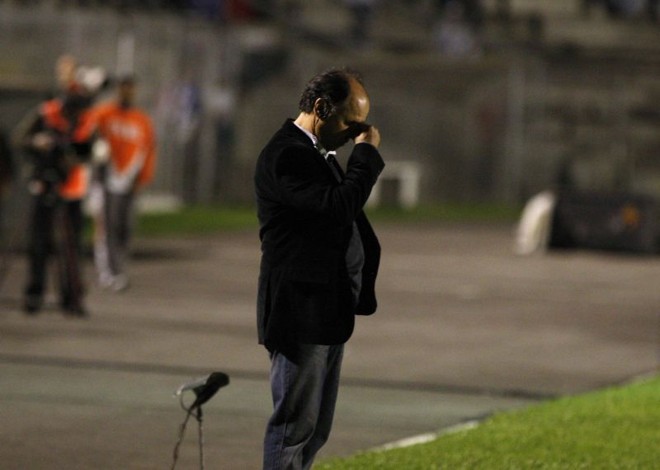 Durante o jogo, o técnico Marcelo Oliveira já não escondia a preocupação | 