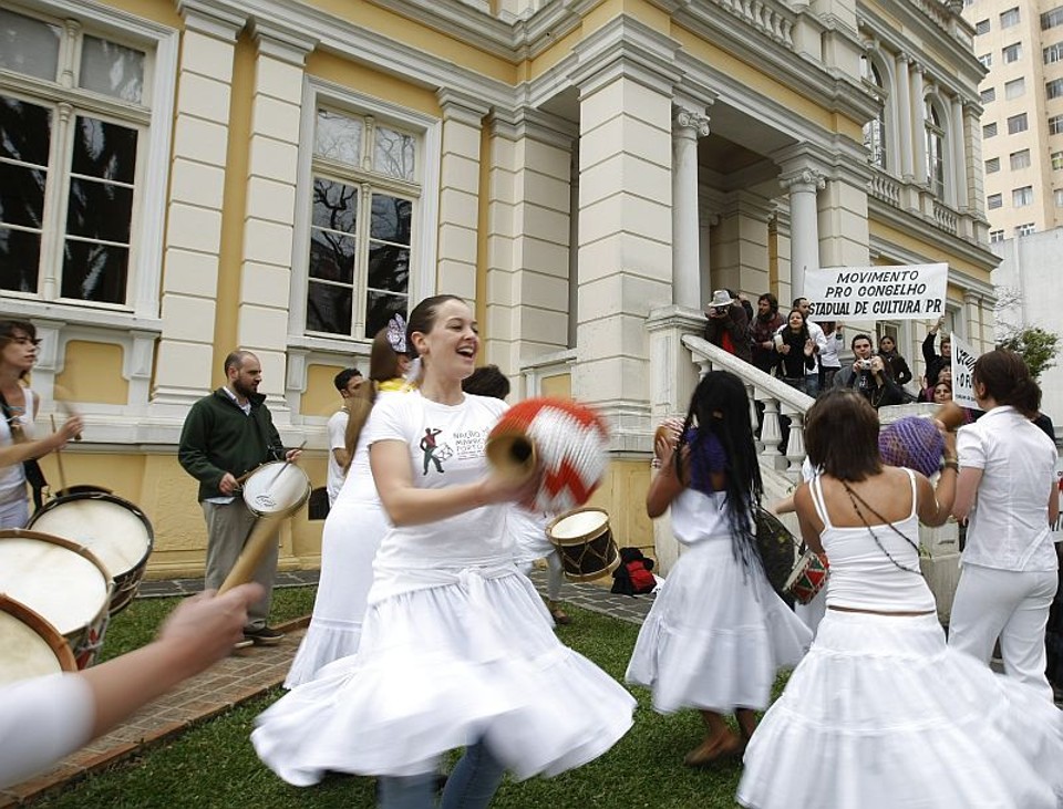 Na quinta-feira da semana passada, um grupo de artistas fez uma passeata da Praça Santos Andrade até a sede da Secretaria da Cultura, em Curitiba | Marcelo Elias/Gazeta do Povo