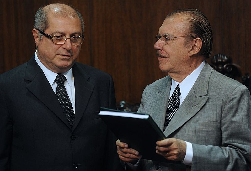 Paulo Bernardo entrega orçamento a Sarney: cada real a mais no salário mínimo custa R$ 184 milhões aos cofres públicos | José Cruz/ ABr