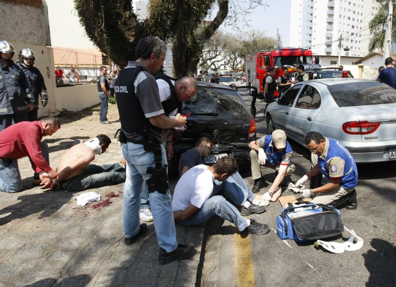 Suspeitos foram detidos após baterem o carro. Ação ocorreu em horário de grande movimento na região dos bairros Água Verde e Portão | Marcelo Elias/Agência de Notícias Gazeta do Povo