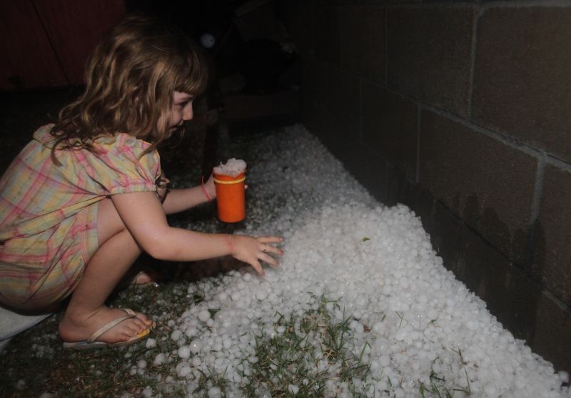 Após o susto, o granizo fez a alegria das crianças, em Campo Mourão: quintais e ruas ficaram repletas de pedras de gelo | Dirceu Portugal/ Gazeta do Povo