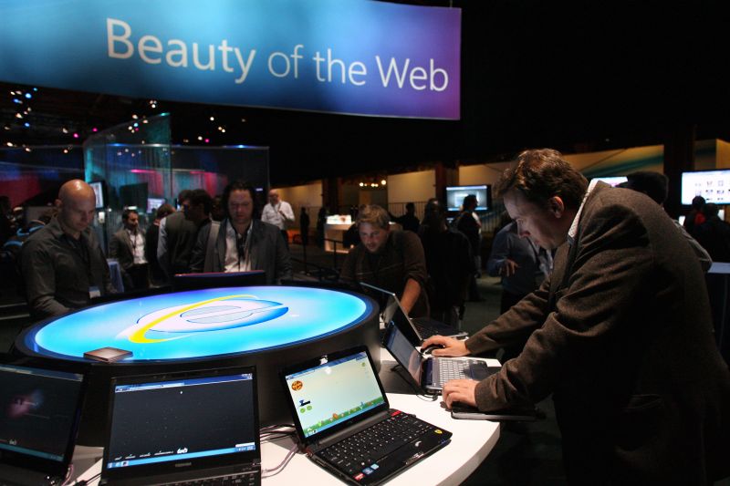 Usuários no evento de lançamento do Explorer 9: navegador tem uma sintonia inédita com o Windows e apropria-se de de soluções que deram certo no Chome e no Mozilla | Divulgação/Microsoft