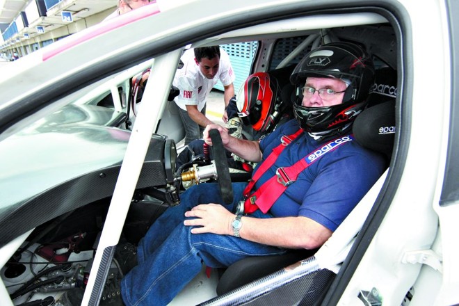 Antônio Massa dentro de um carro da categoria Linea do Racing Festival: competição para ajudar na formação de novos pilotos | Valterci Santos/ Gazeta do Povo