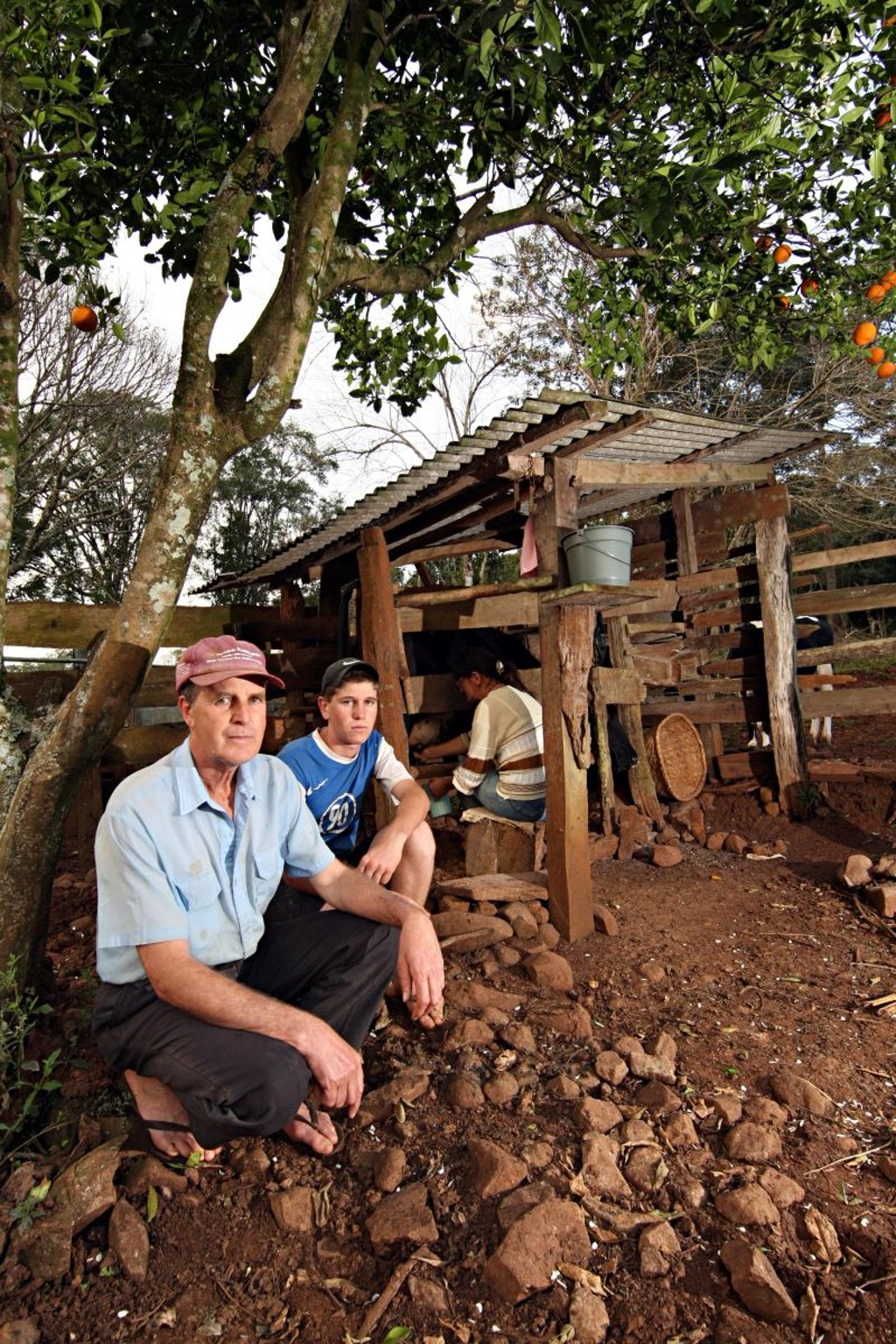 José Júlio e o filho Ângelo Felipe: jovem ainda não decidiu se deixa Santa Maria do Oeste para estudar ou se fica para cuidar da pequena propriedade da família