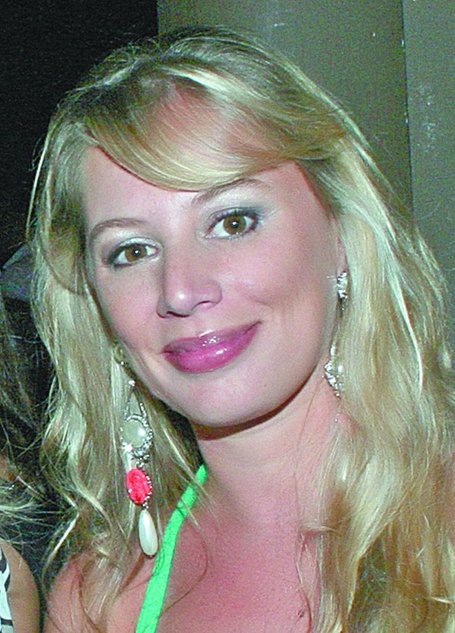 SUCESSO PROFISSIONAL: Designer de bijoux, a bela Maria Ignez Tassi Simões comemora a repercussão de suas peças, que além de serem muito apreciadas em Curitiba, agora estão fazendo sucesso em várias cidades do país. Após a atriz Ellen Roche usar uma peça assinada por ela em importante evento, a também atriz Daniele Winits apareceu como Barbie na festa Criança Esperança, da TV Globo, usando brinco de cristais e pérolas criado pela designer, que também assinou vários acessórios de bailarinos do programa |