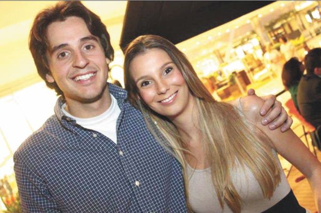 INAUGURAÇÃO NO MUELLER -O Babilônia Mueller abriu as portas na última semana em evento exclusivo para a imprensa e convidados, que puderam provar as delícias da casa. Um dos proprietários, Marcello Lorenzetti recebia os presentes, ao lado da noiva Giovana Bertoldi Ramos | 